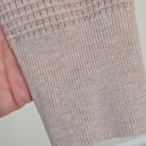 LIV Milano long sleeve round neck Oatmeal, Gold Chain Trin sweater size L - Picture 3 of 7